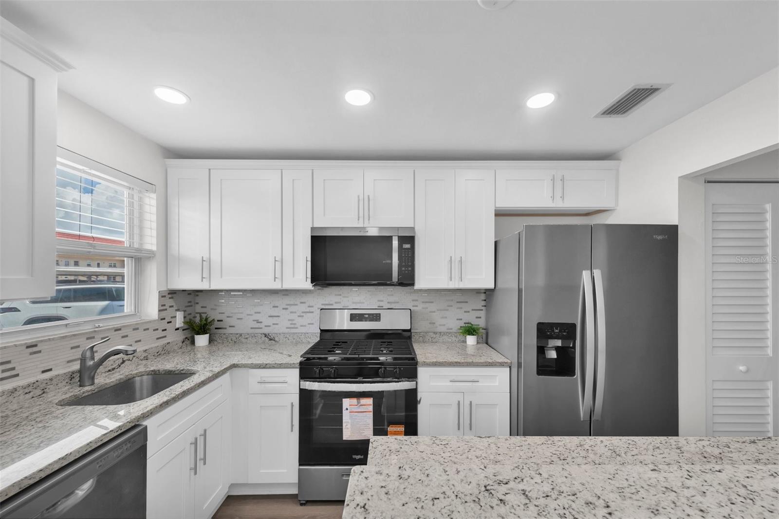 BRAND NEW KITCHEN! BRAND NEW KITCHEN!