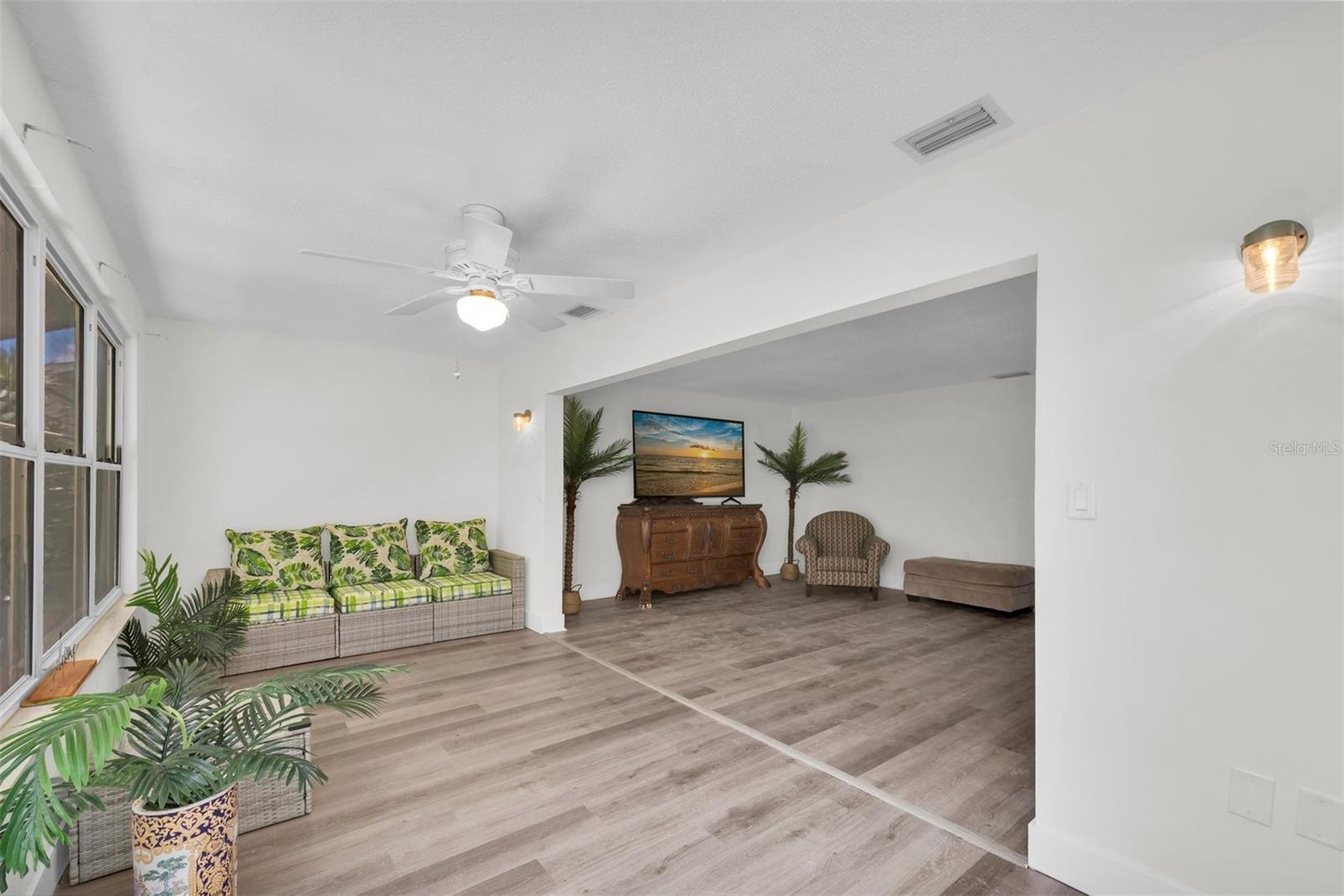 CONTINUOUS FLOORING THROUGHOUT