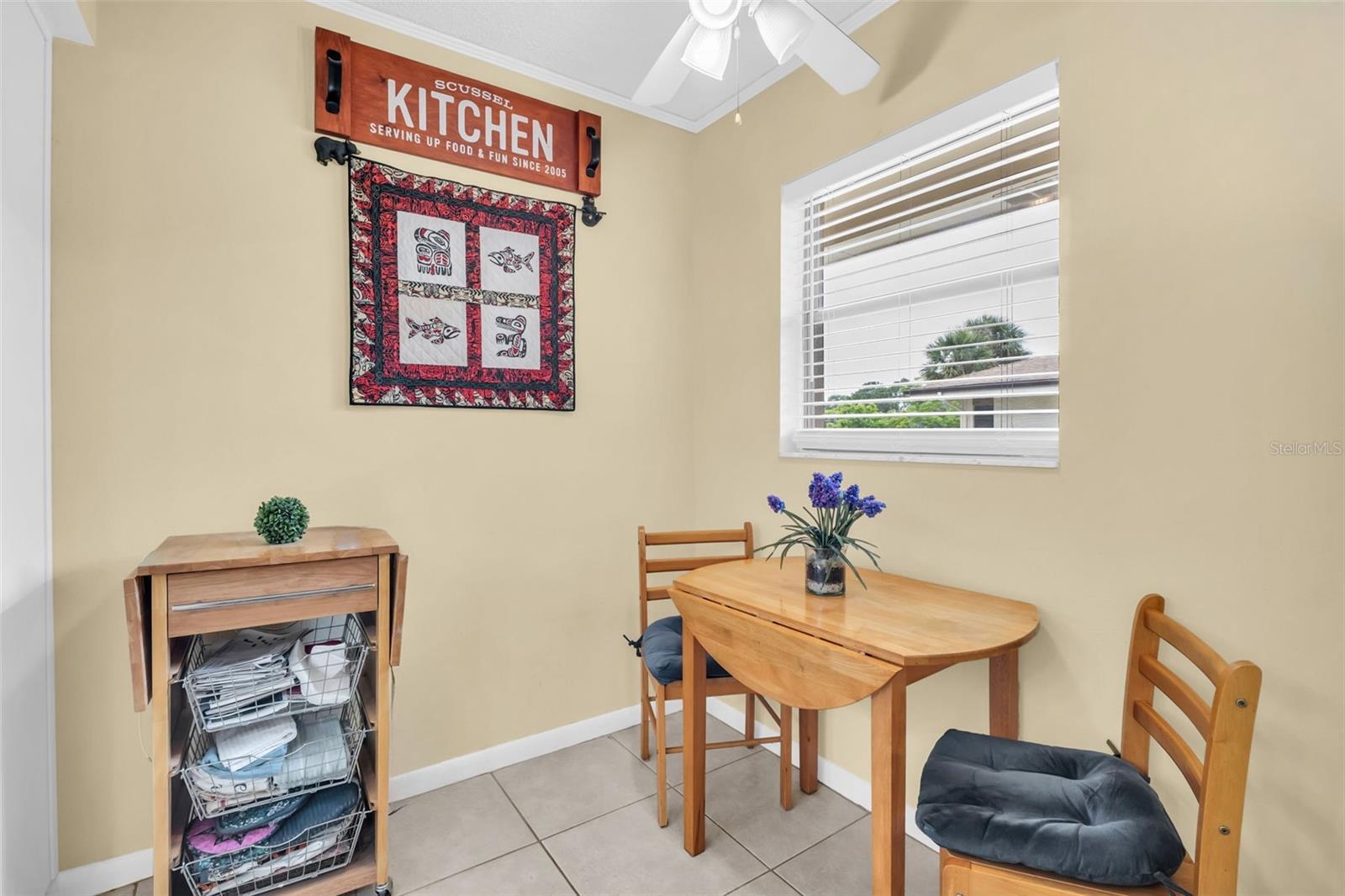 Eat-in kitchen nook for casual dining~