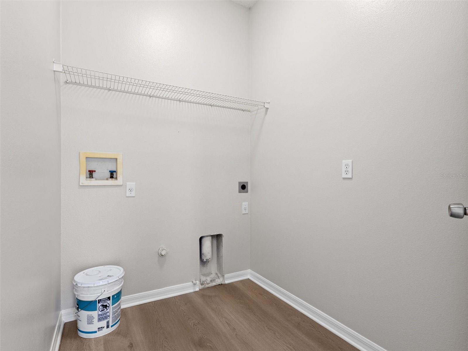 Laundry room attaches to Dinette. (does not attach to garage)