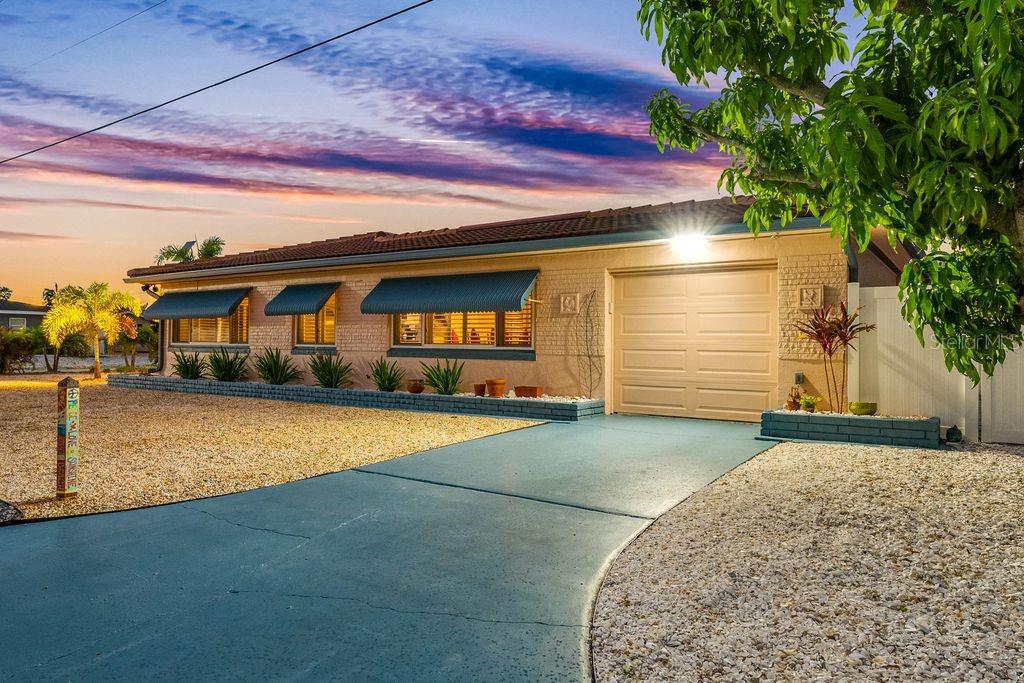 WELCOME HOME! 1472 Durling Dr. S. WELCOME HOME! 1472 Durling Dr. S.