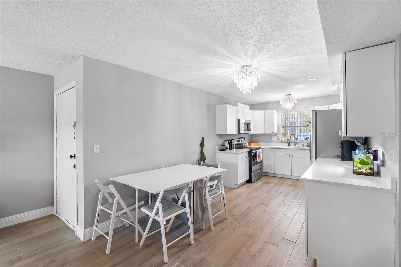 Kitchen - Dinette - Virtually declutter