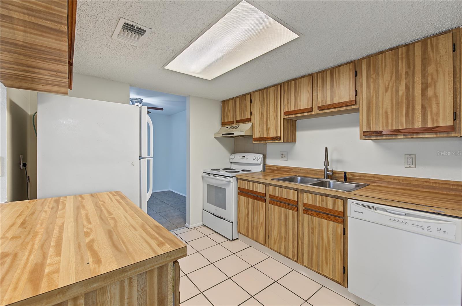 127 CAMPHOR DRIVE, #E, Oldsmar, FL 34677