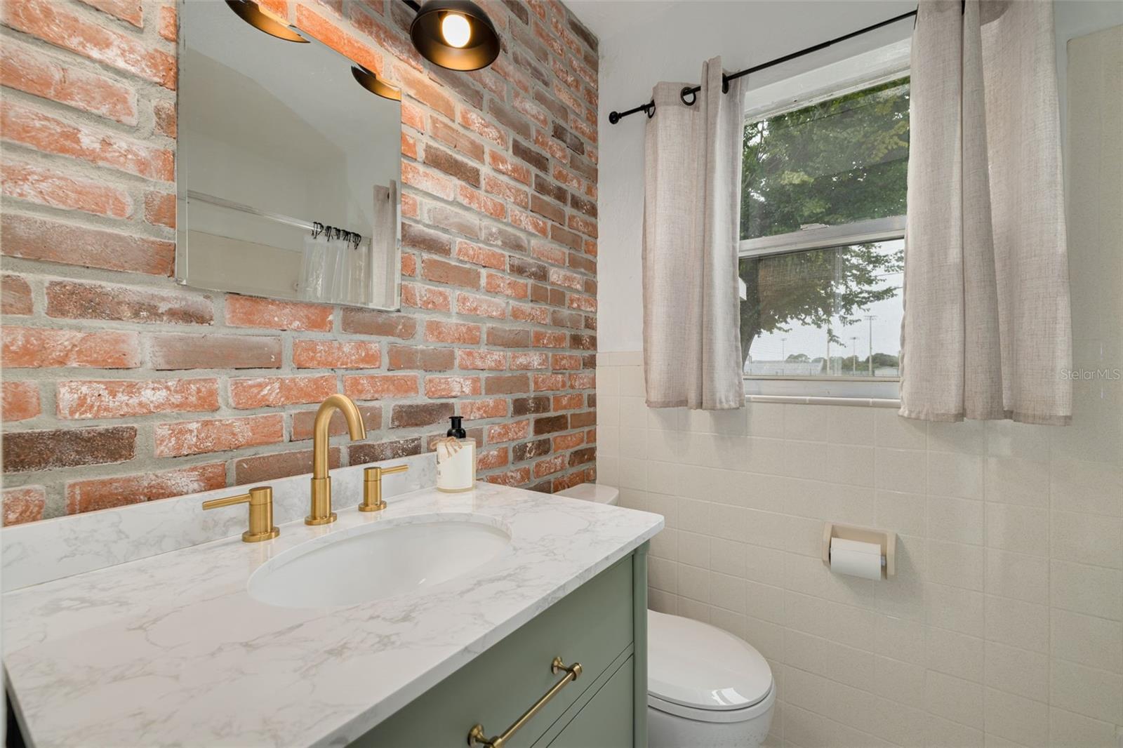 Full Bathroom 1