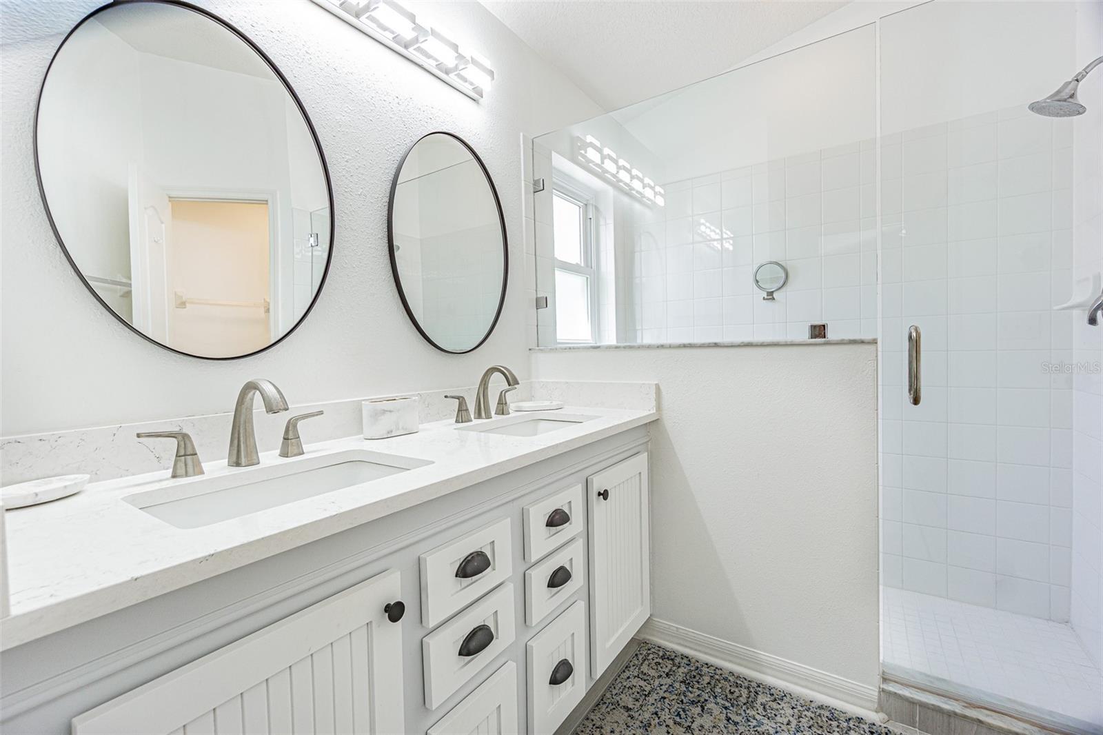 Light, bright, updated bath ensuite
