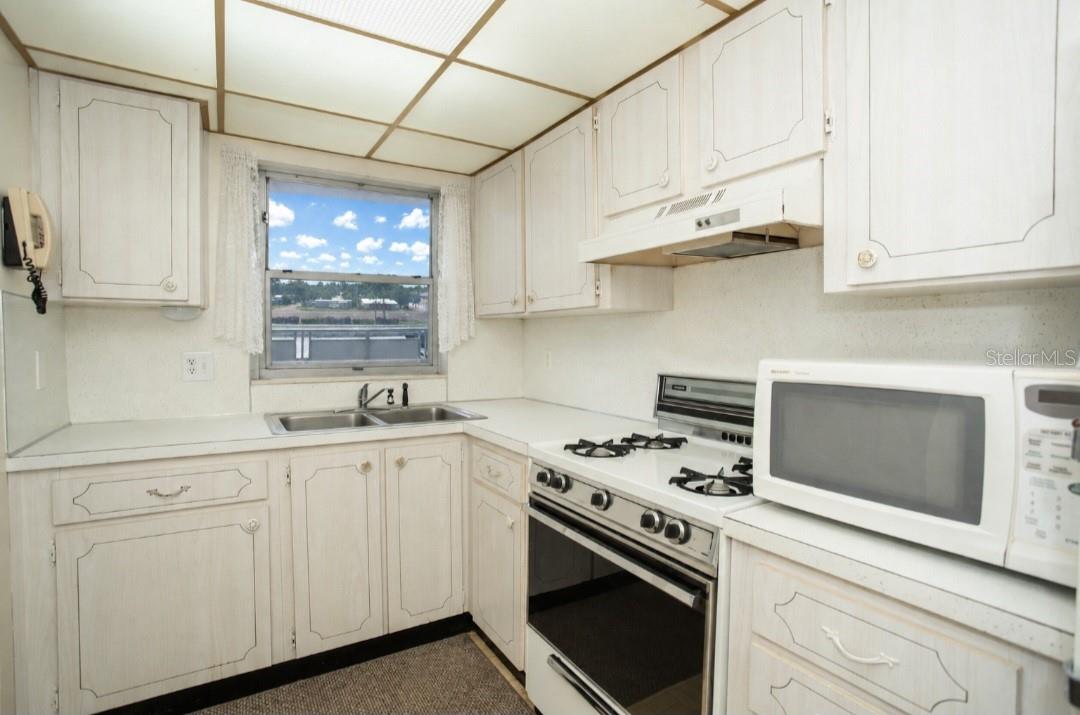 Kitchen w/Sm. Eat-in Area! Kitchen w/Sm. Eat-in Area!