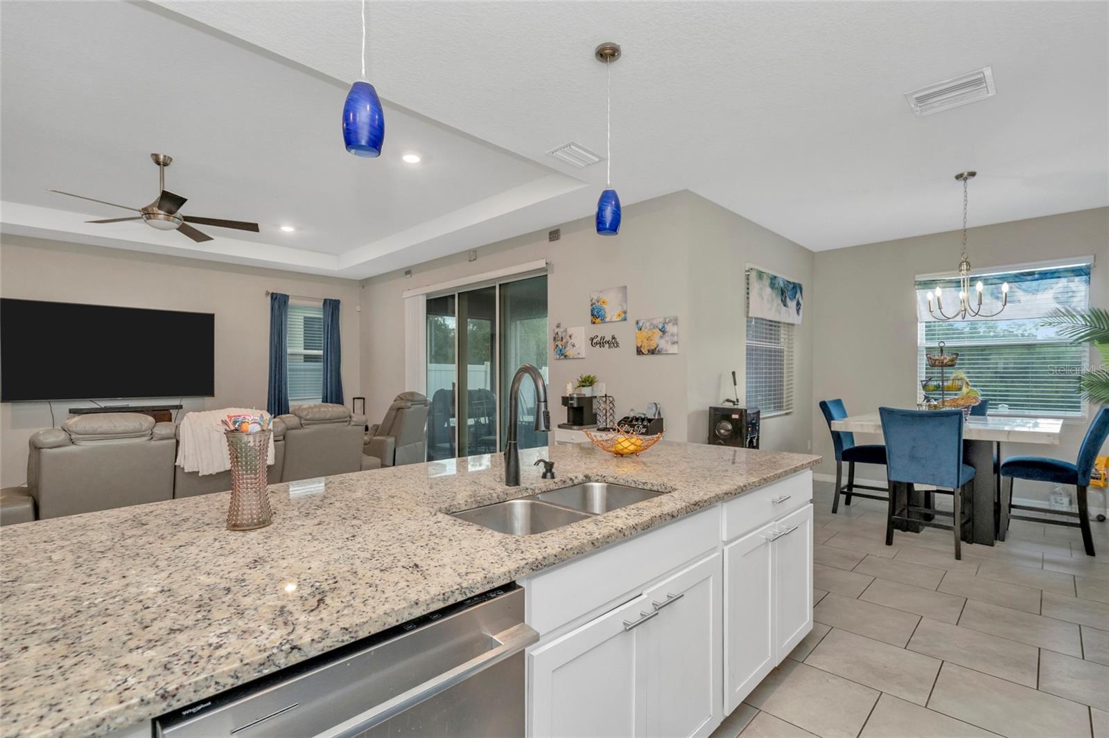 kitchen towards dinette