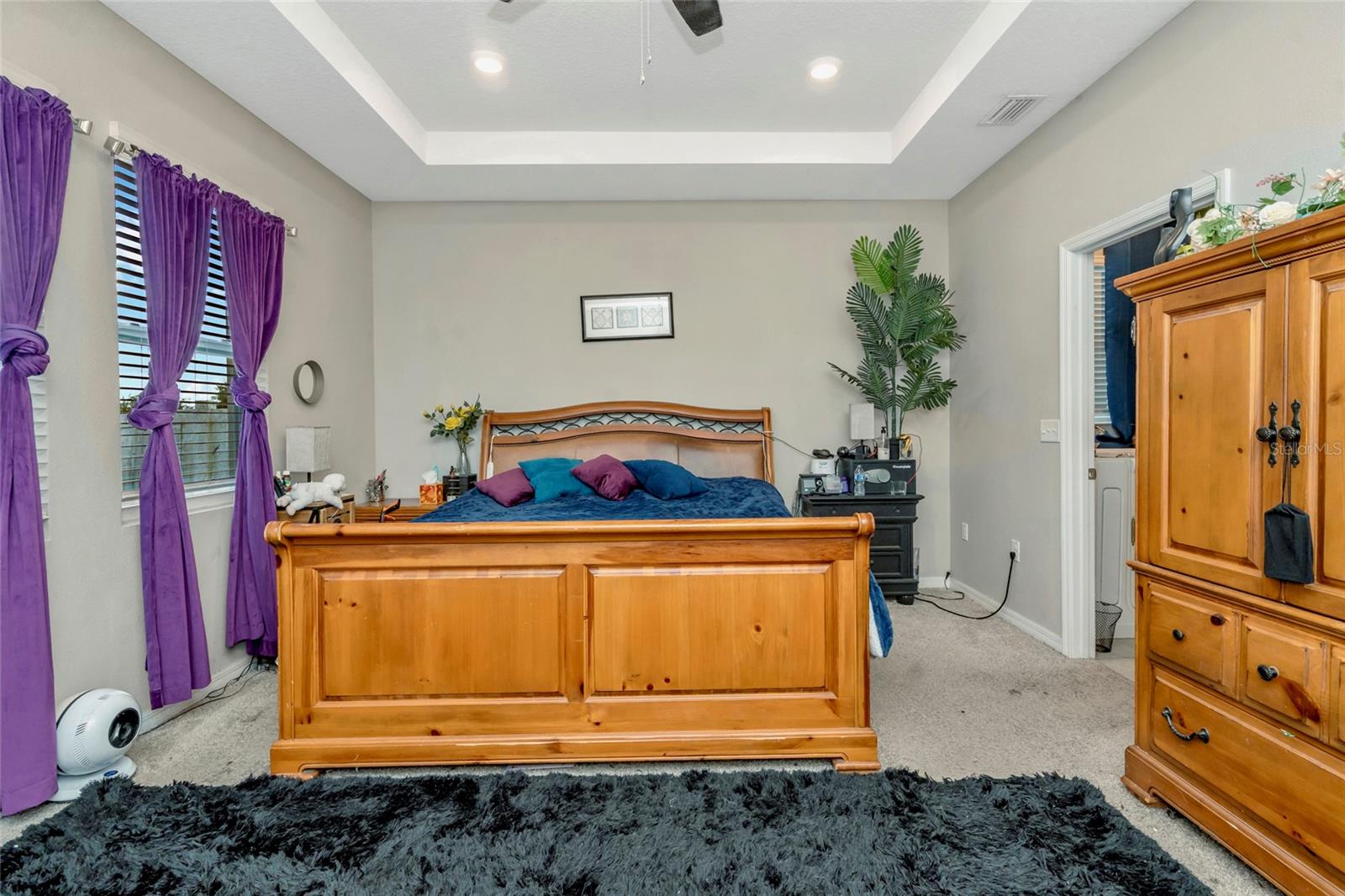primary bedroom w/ tray ceiling