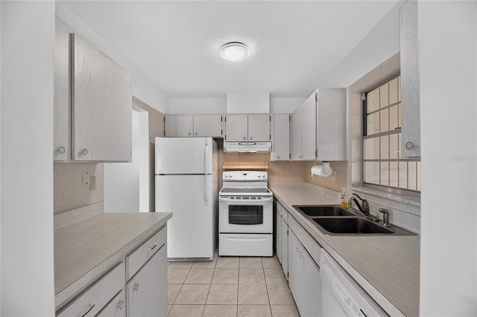 1904 CANTERBURY LANE, #18, Sun City Center, FL 33573
