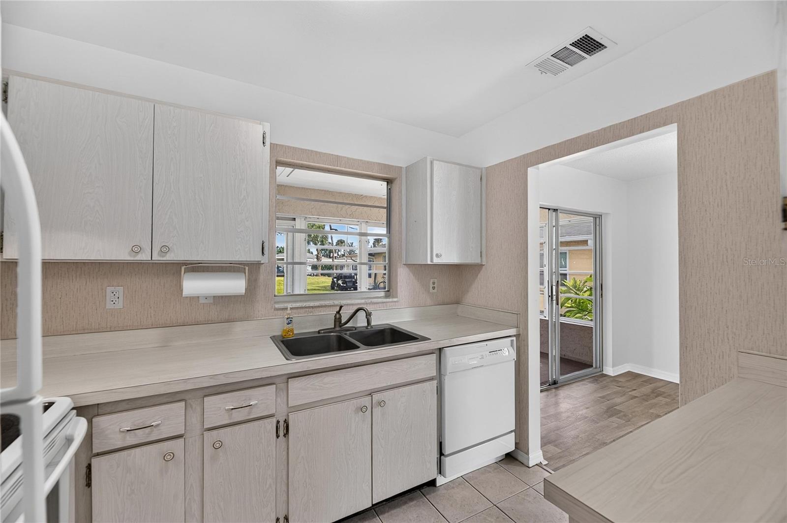 1904 CANTERBURY LANE, #18, Sun City Center, FL 33573