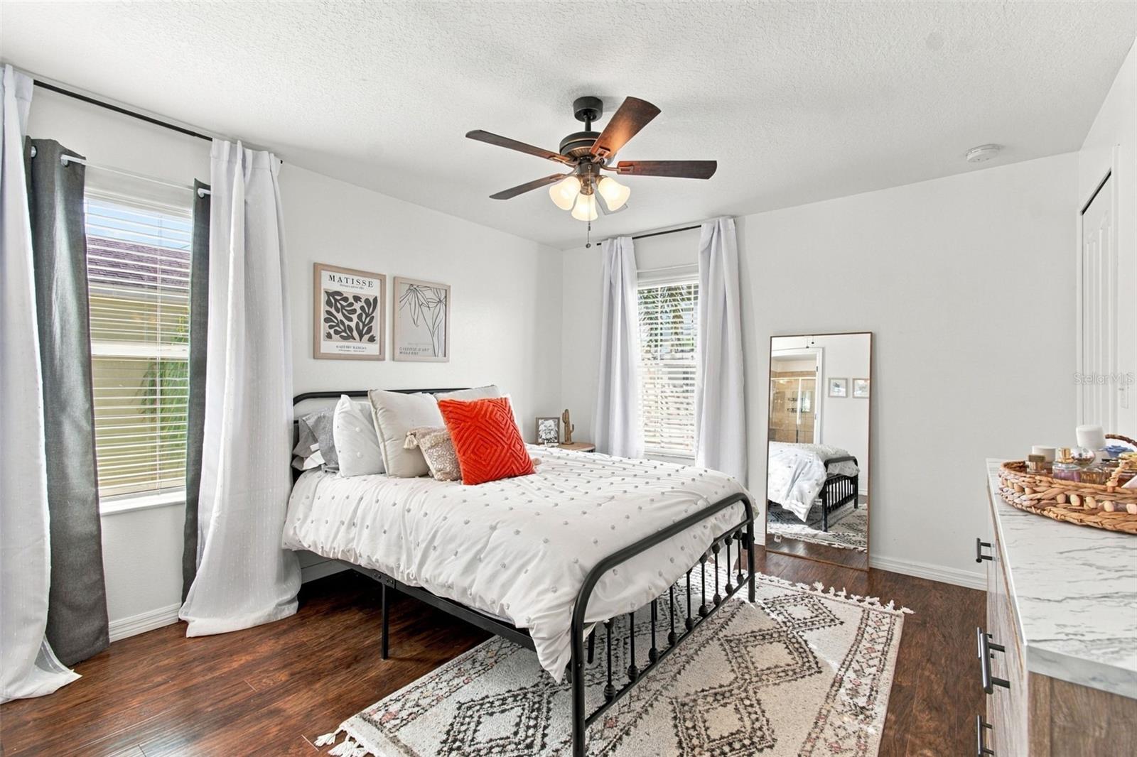 Spacious bedroom with two closets and ensuite bathroom Spacious bedroom with two closets and ensuite bathroom