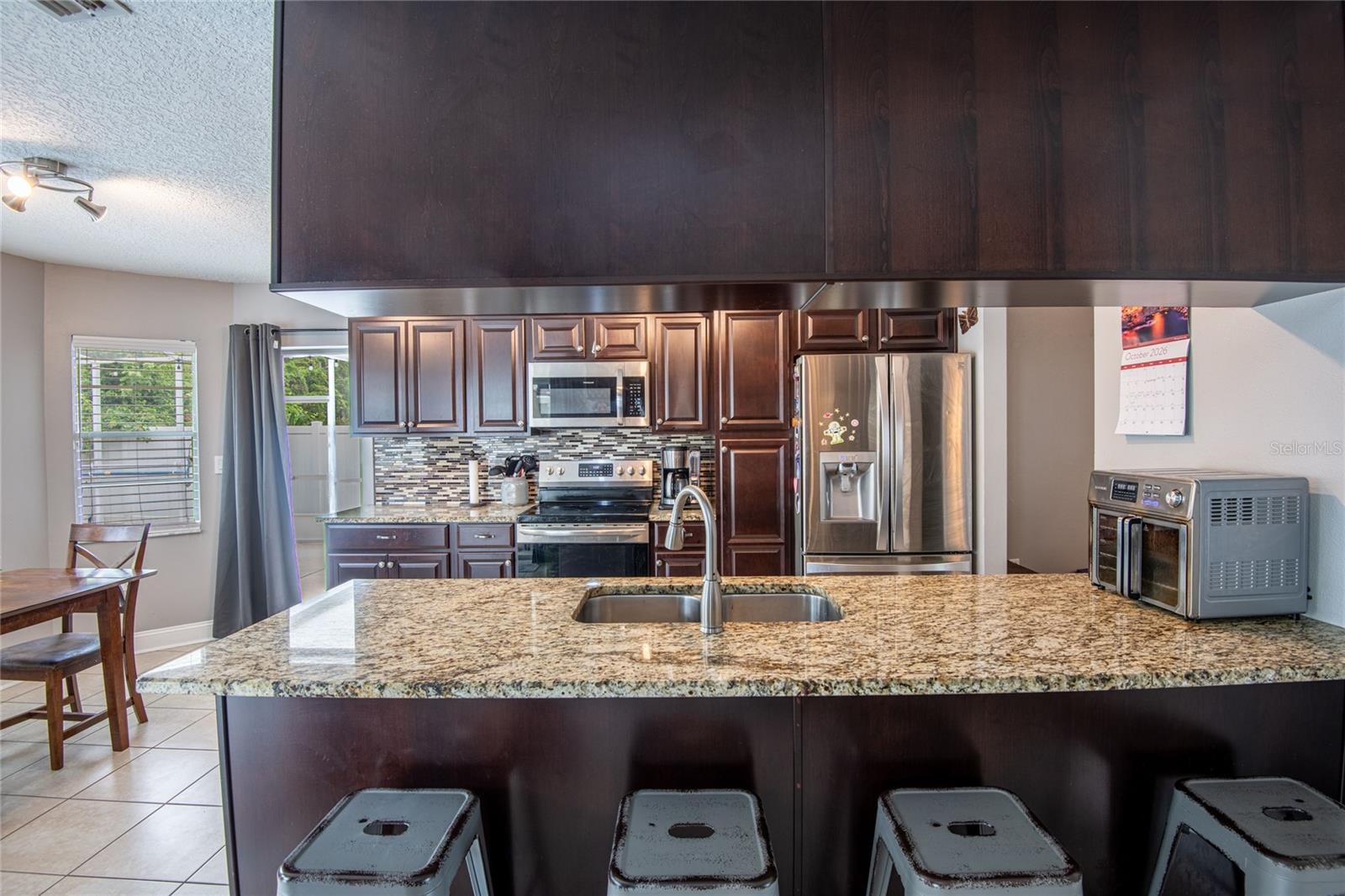 Newer oven and microwave.