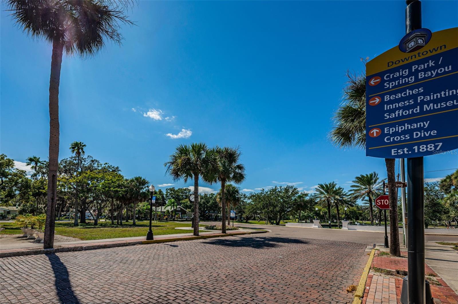 18 DRURY LANE, Tarpon Springs, FL 34689