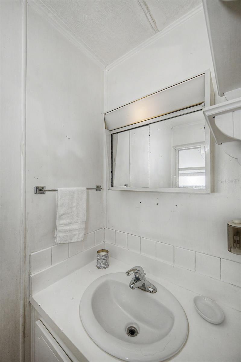 ensuite bath w/sink and toilet