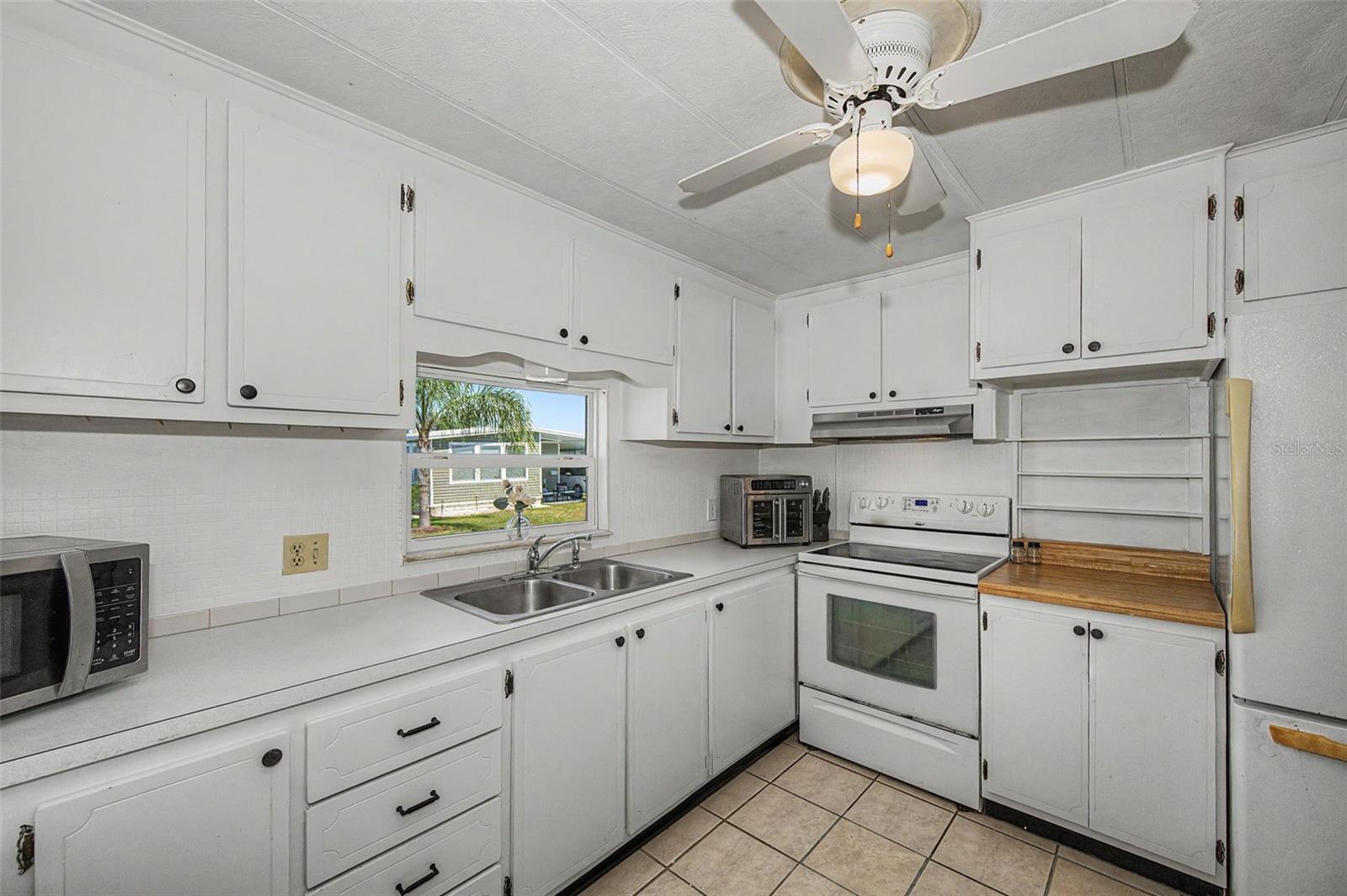 18 DRURY LANE, Tarpon Springs, FL 34689