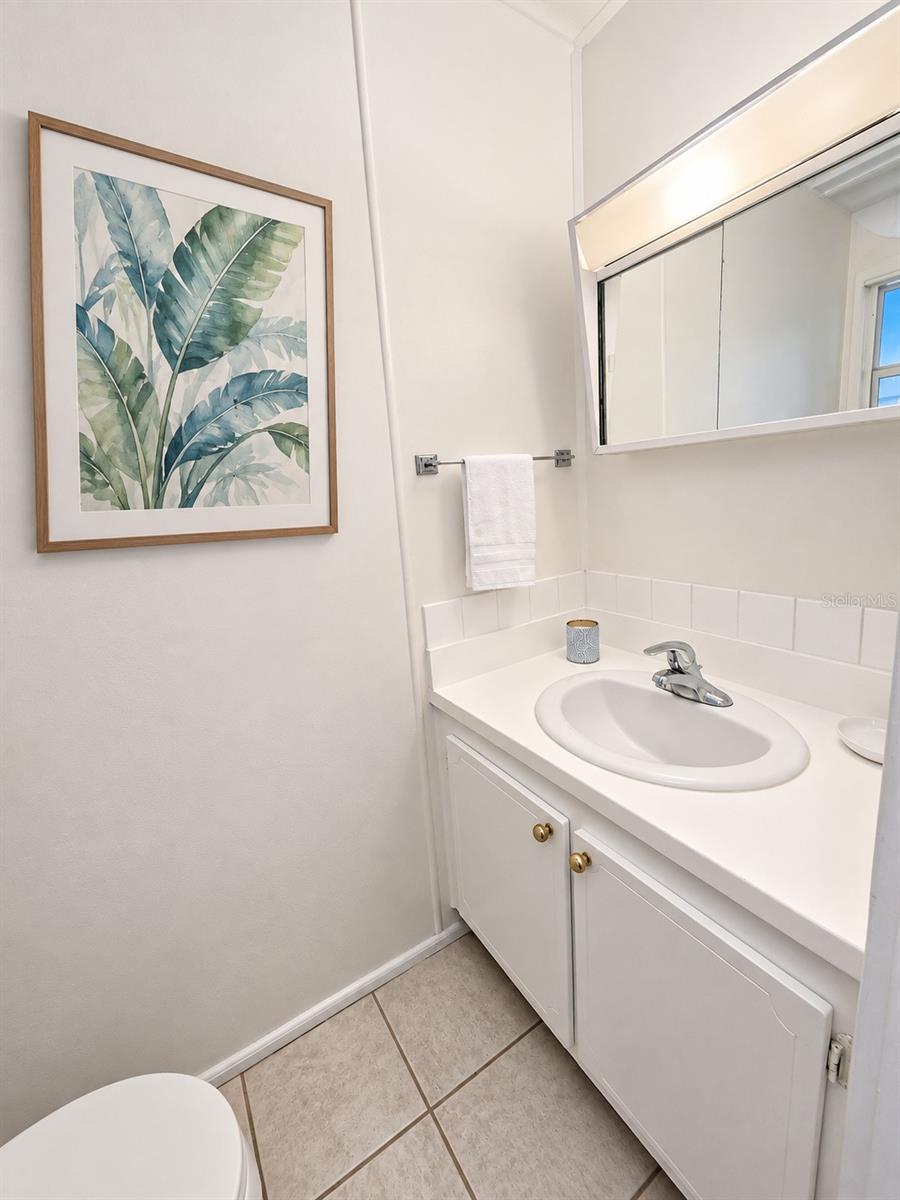 ensuite bath w/sink and toilet