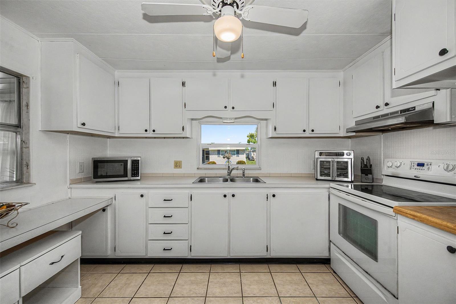 18 DRURY LANE, Tarpon Springs, FL 34689