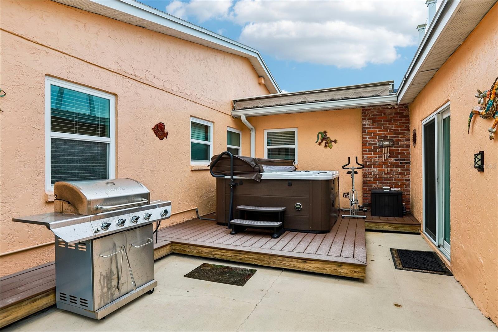 398 COLONY POINT ROAD S, St Petersburg, FL 33705