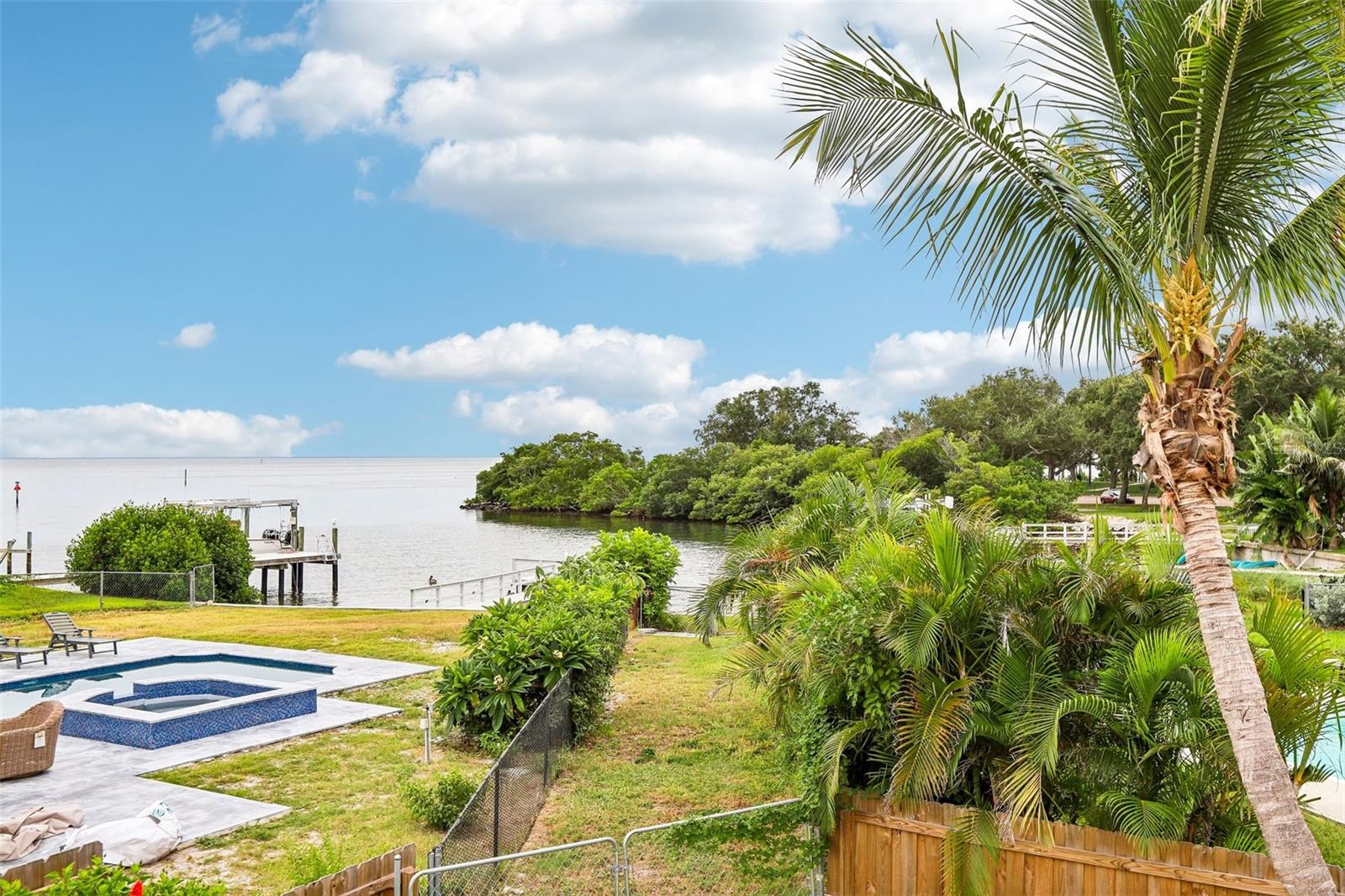 398 COLONY POINT ROAD S, St Petersburg, FL 33705