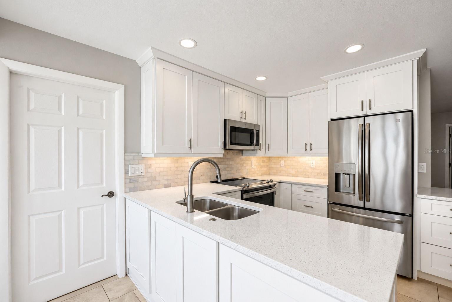 913 SUTTON PLACE, Palm Harbor, FL 34684
