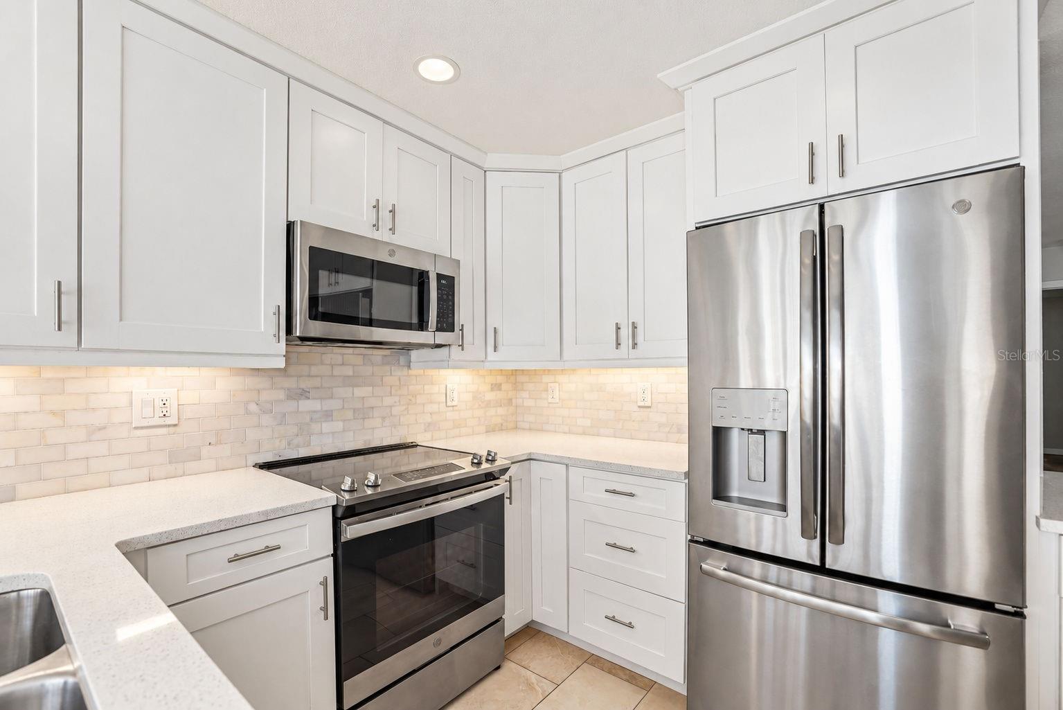 913 SUTTON PLACE, Palm Harbor, FL 34684