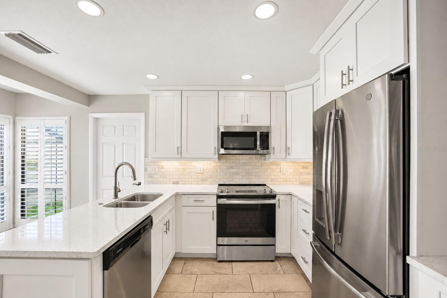 913 SUTTON PLACE, Palm Harbor, FL 34684