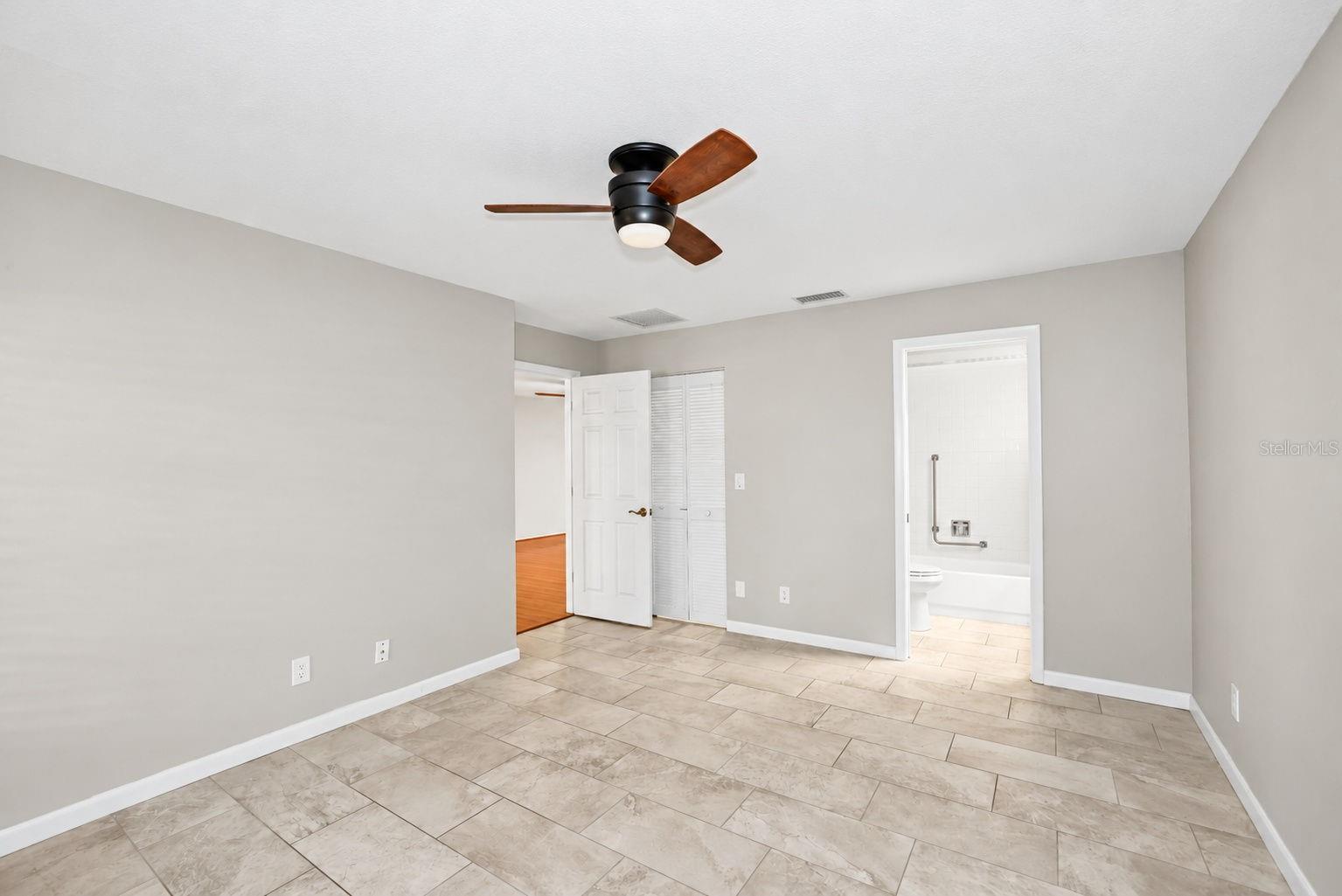 913 SUTTON PLACE, Palm Harbor, FL 34684