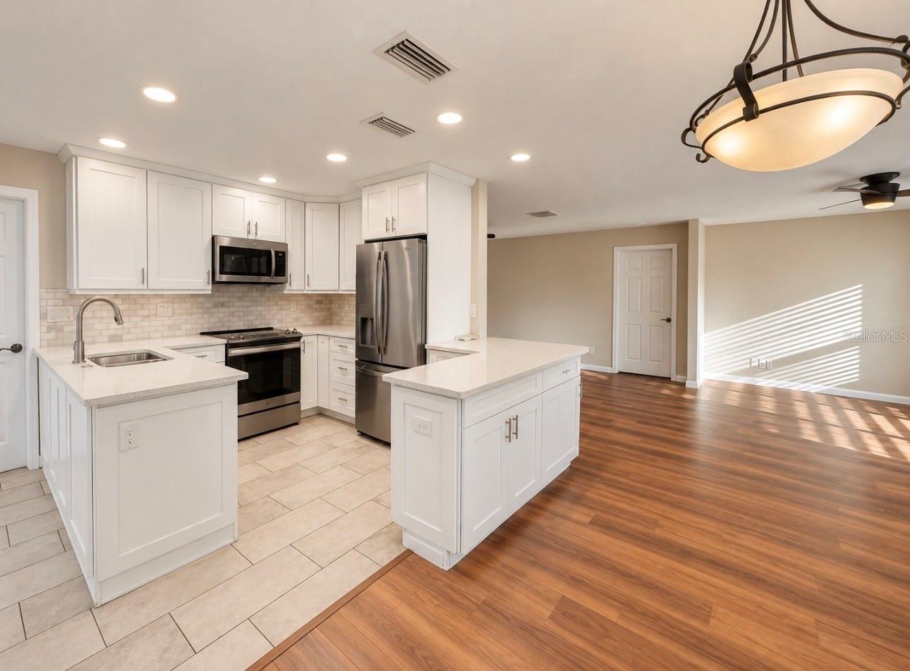 913 SUTTON PLACE, Palm Harbor, FL 34684