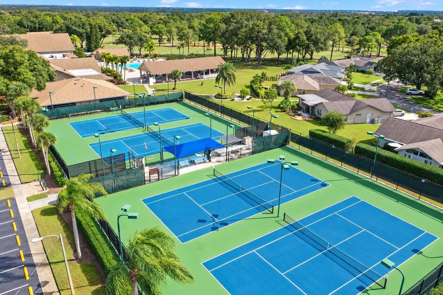 913 SUTTON PLACE, Palm Harbor, FL 34684