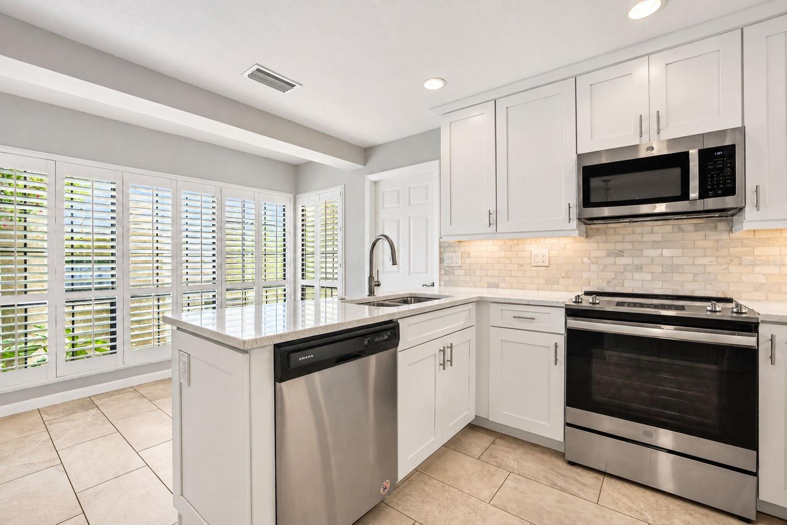 913 SUTTON PLACE, Palm Harbor, FL 34684