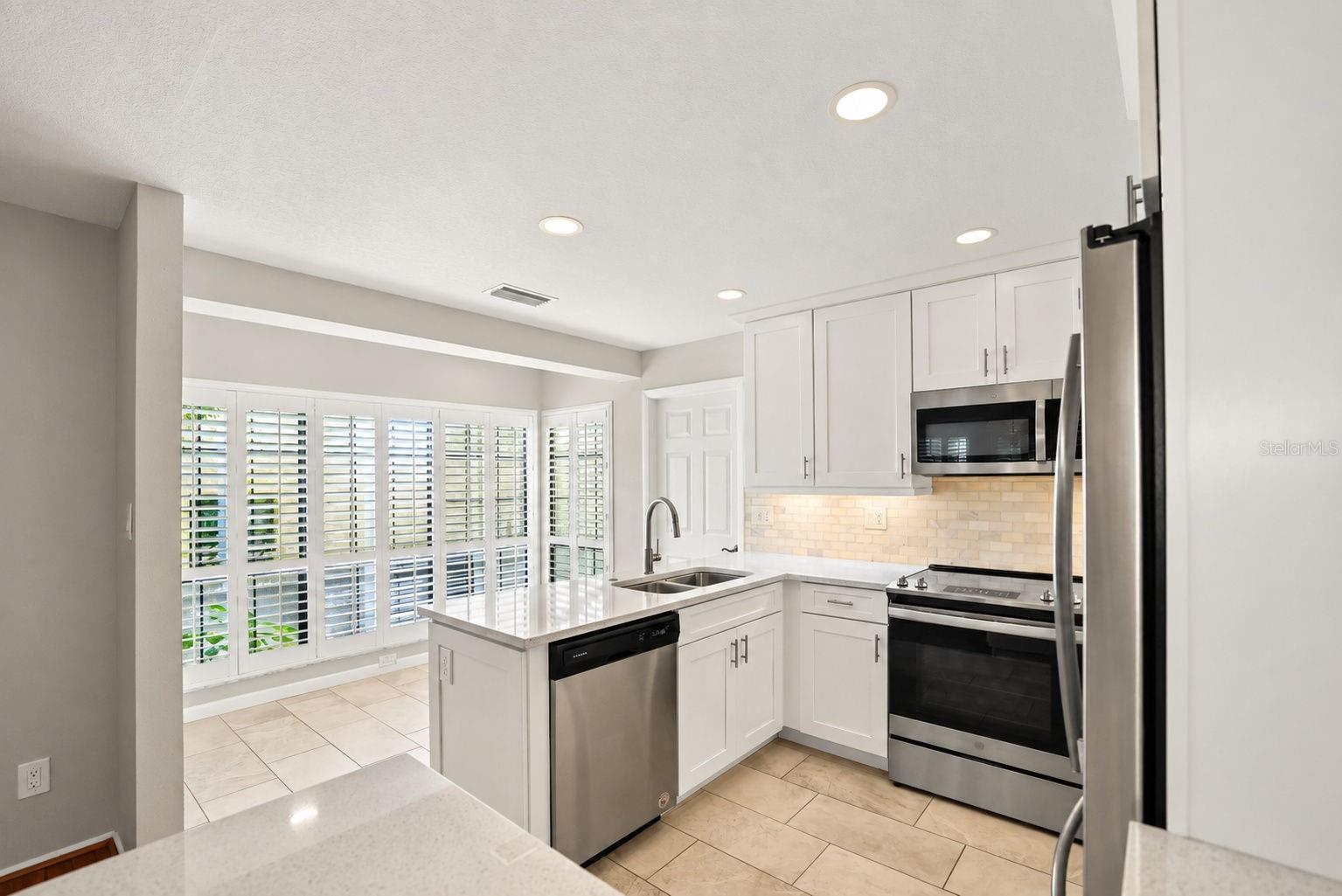 913 SUTTON PLACE, Palm Harbor, FL 34684