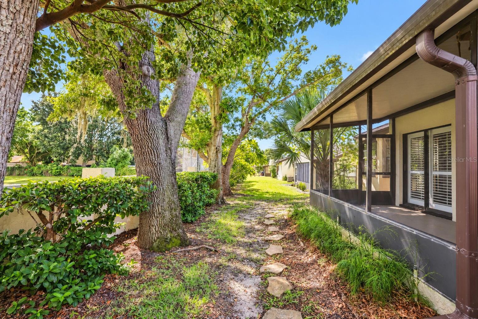 913 SUTTON PLACE, Palm Harbor, FL 34684