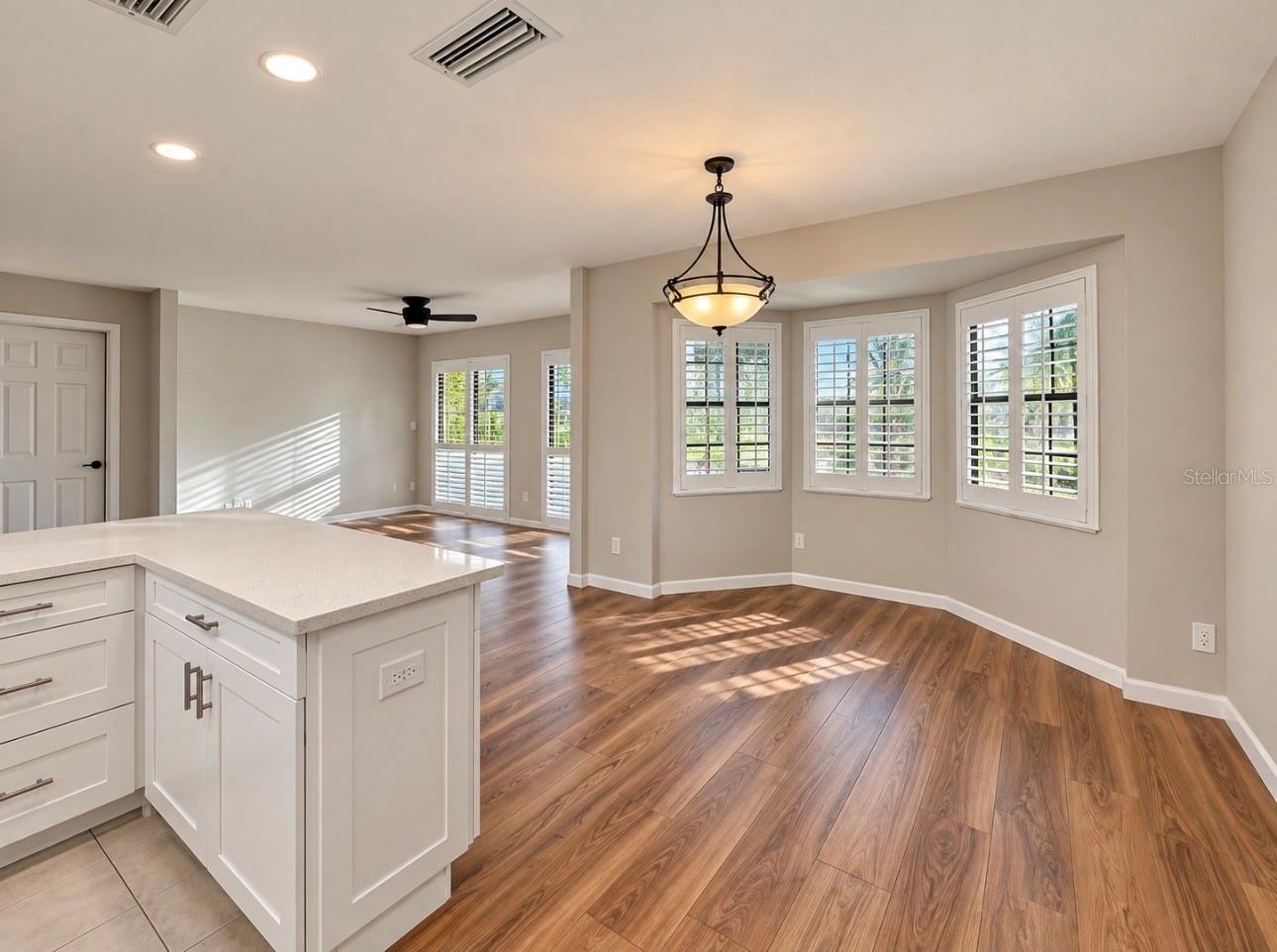 913 SUTTON PLACE, Palm Harbor, FL 34684