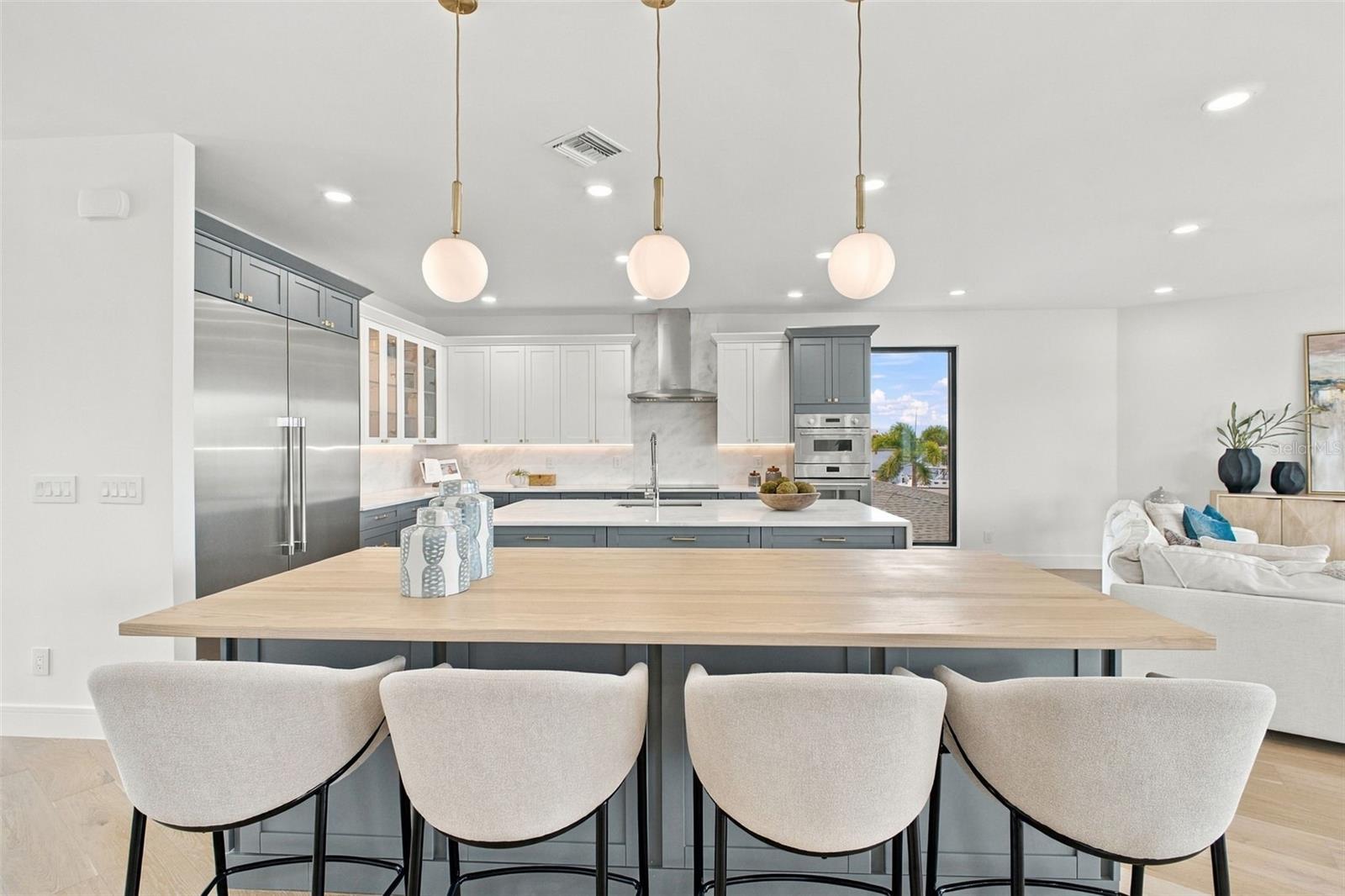 7176 S SHORE DRIVE S, South Pasadena, FL 33707