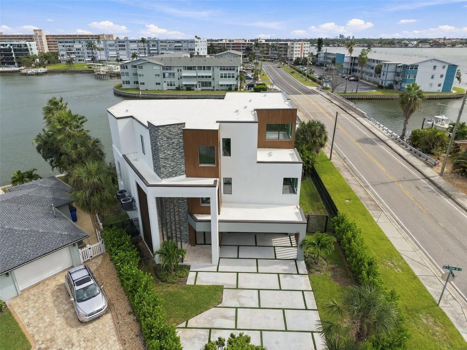 7176 S SHORE DRIVE S, South Pasadena, FL 33707
