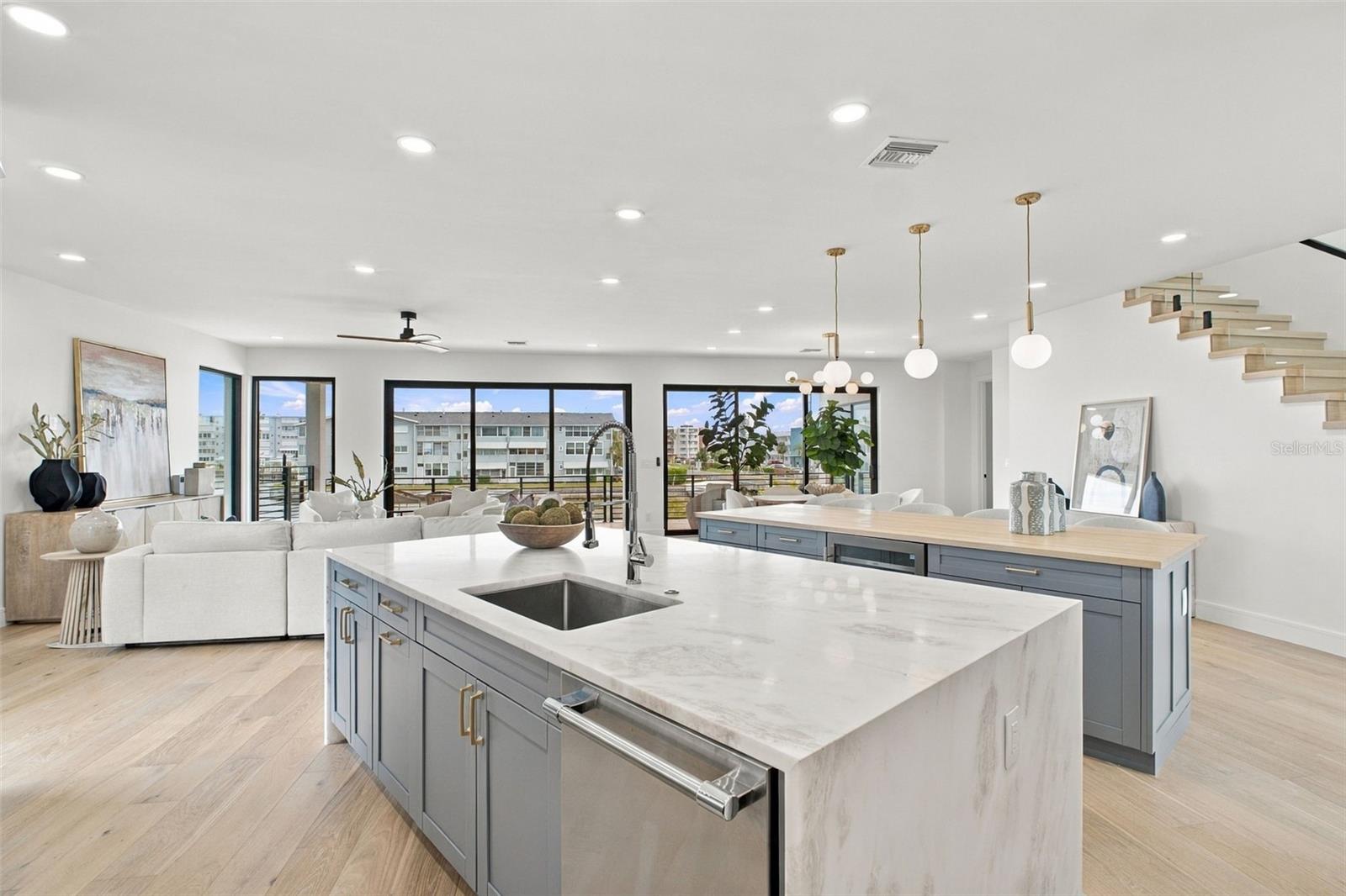 7176 S SHORE DRIVE S, South Pasadena, FL 33707