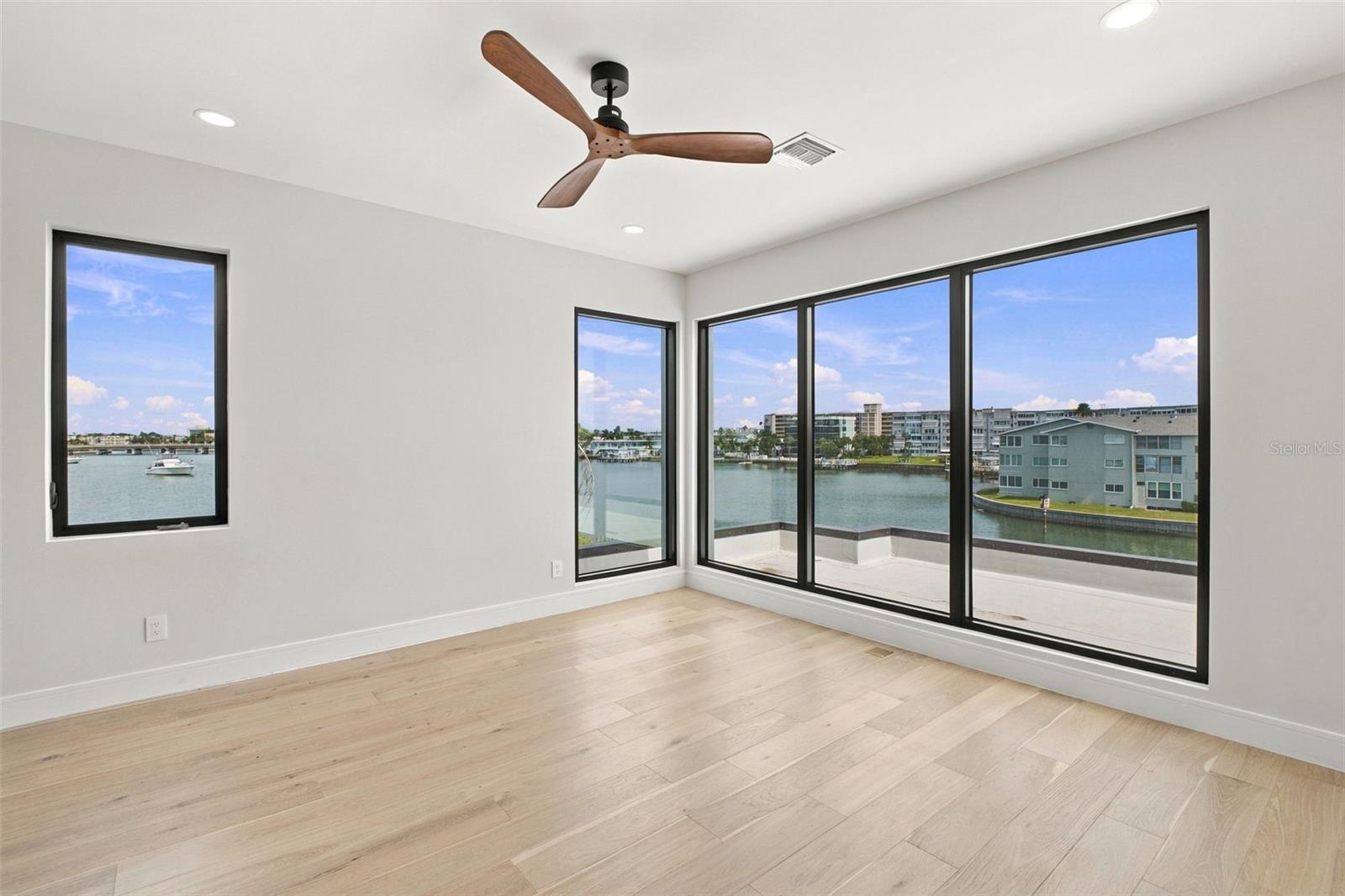 7176 S SHORE DRIVE S, South Pasadena, FL 33707