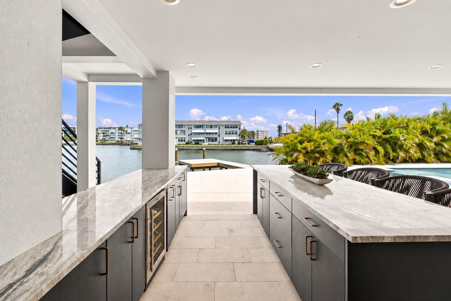 7176 S SHORE DRIVE S, South Pasadena, FL 33707