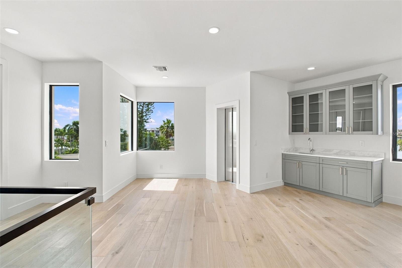7176 S SHORE DRIVE S, South Pasadena, FL 33707
