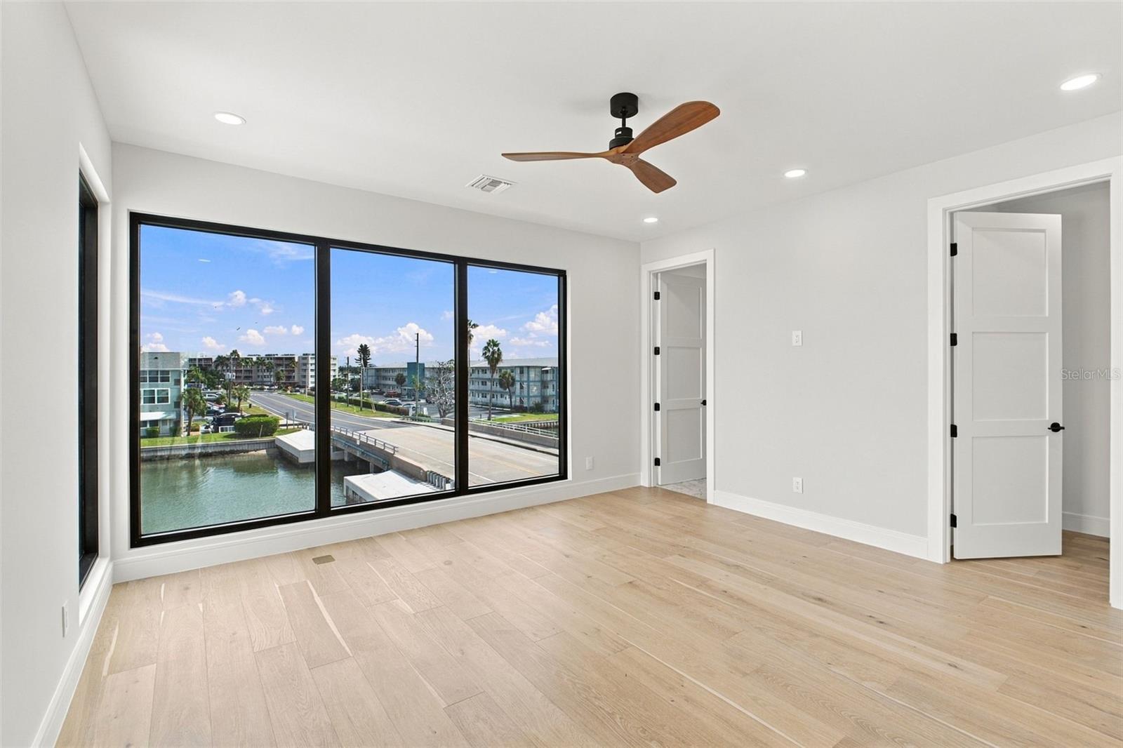 7176 S SHORE DRIVE S, South Pasadena, FL 33707