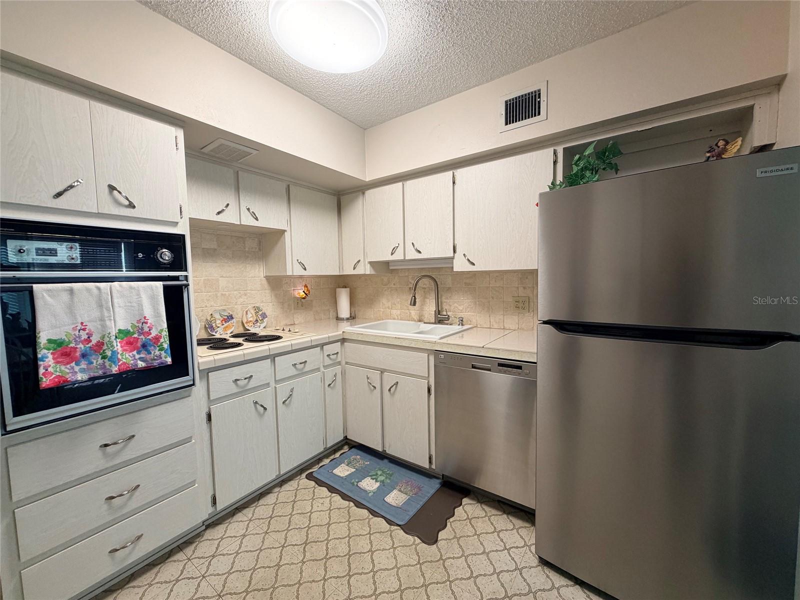 1Y - SS refrigerator - Fully Stocked Kitchen 1Y - SS refrigerator - Fully Stocked Kitchen