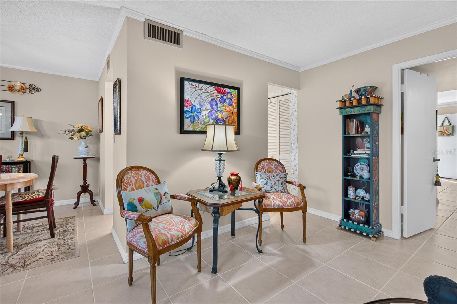 Neutral wall colors for any palette
