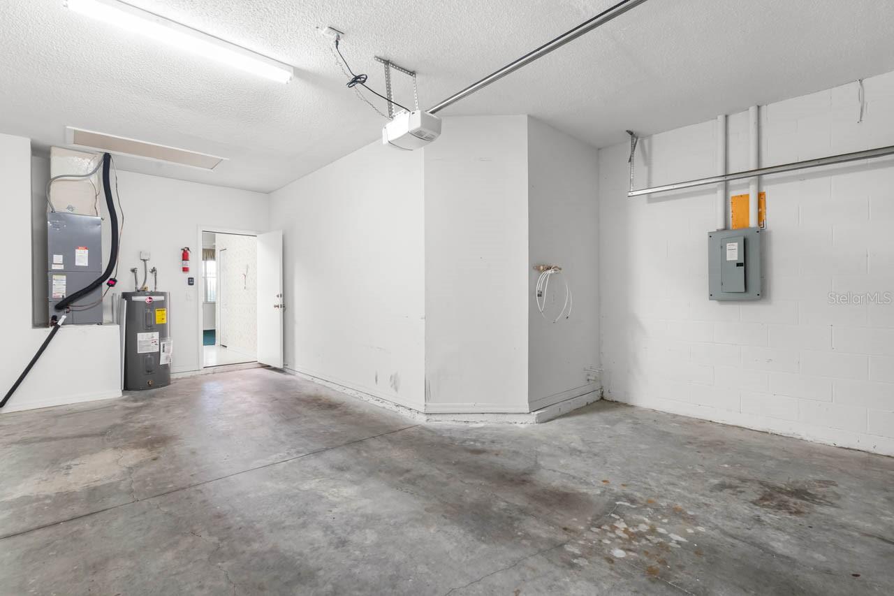 1 1/2 car garage