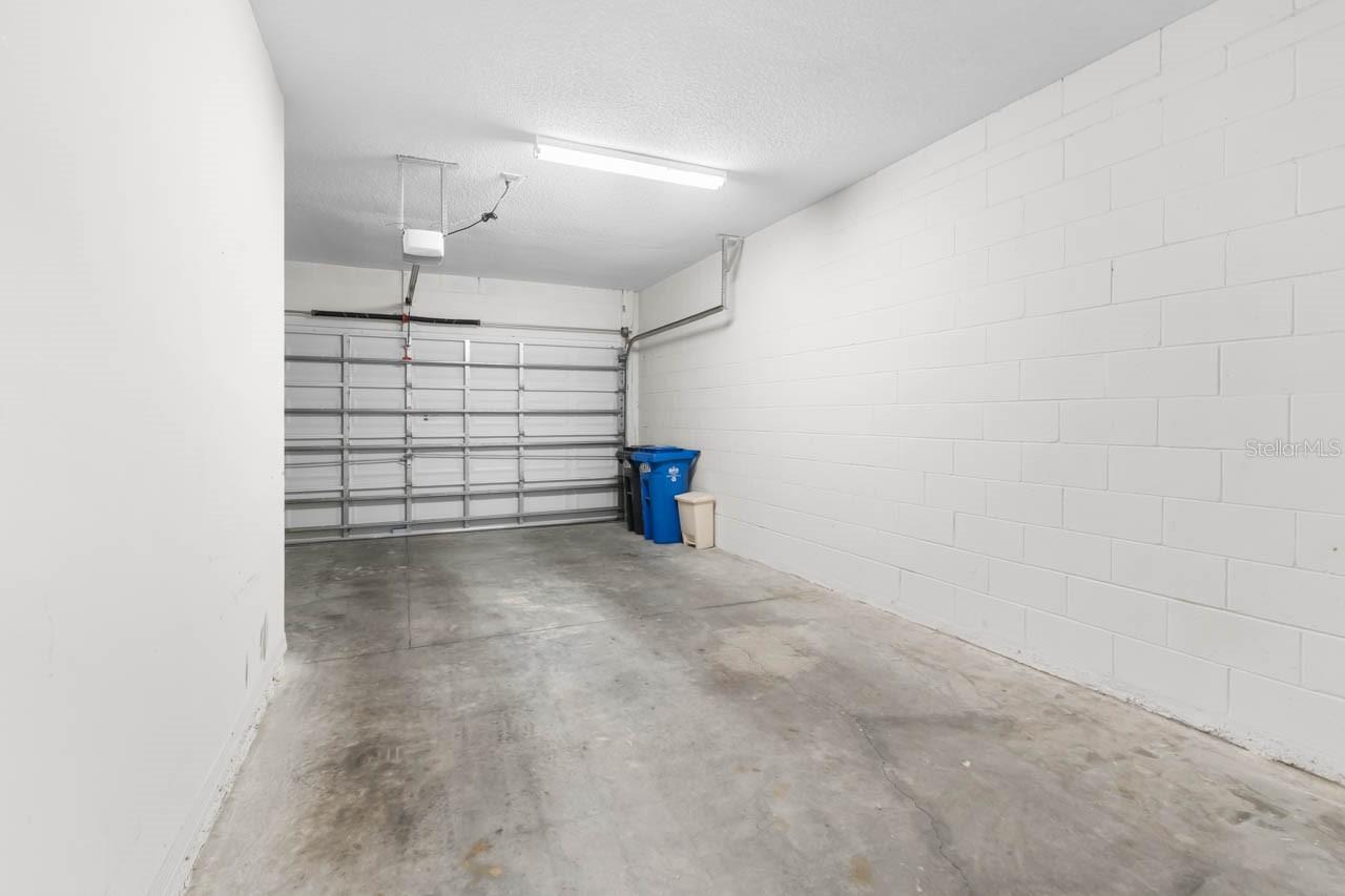 1 1/2 car garage