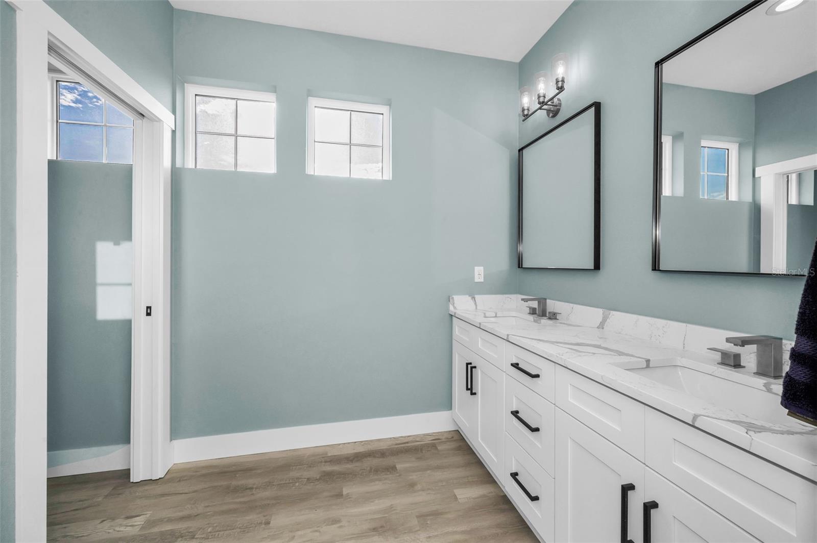 Upper level full bath