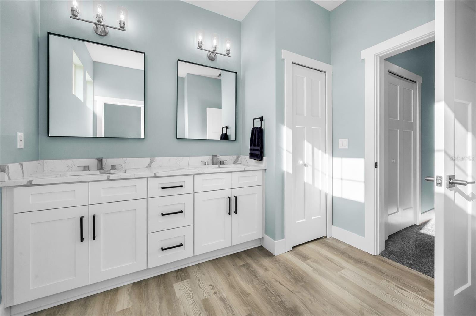 Upper level full bath