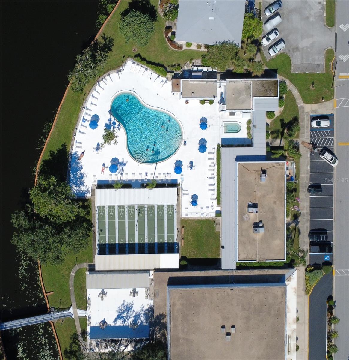 Lakefront pool & spa