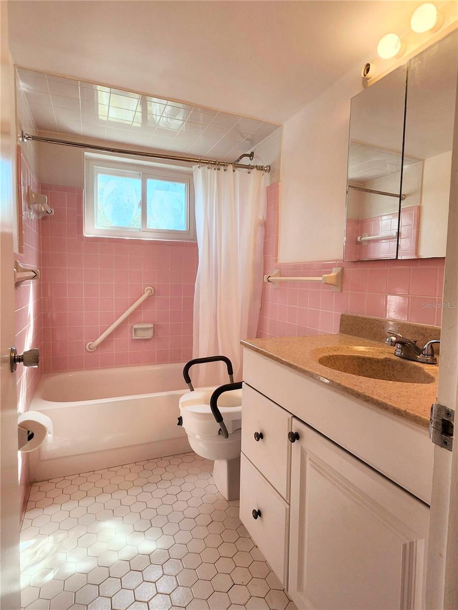 2nd bathroom with Tub/ shower combo