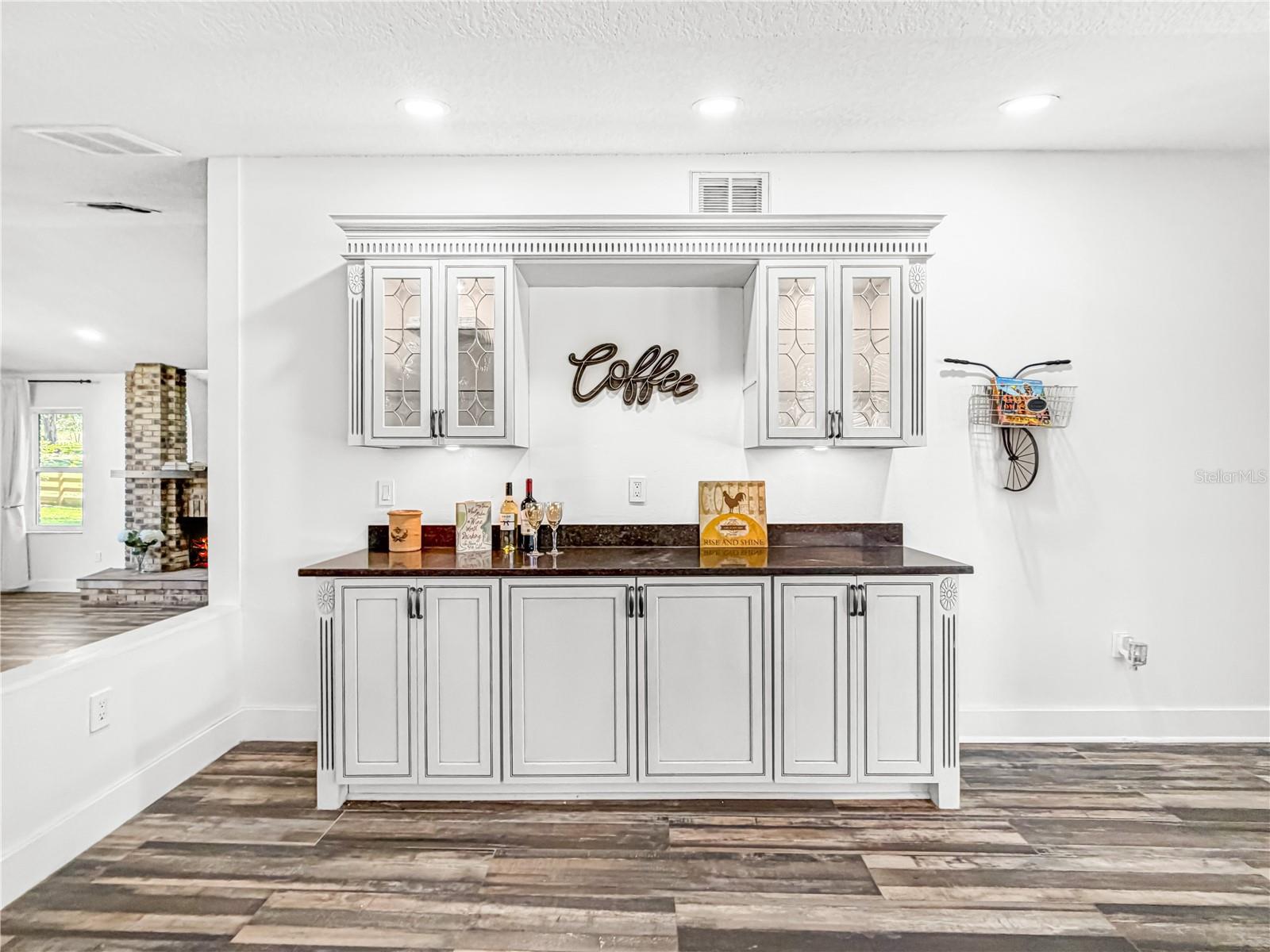 Coffee Bar & Hutch