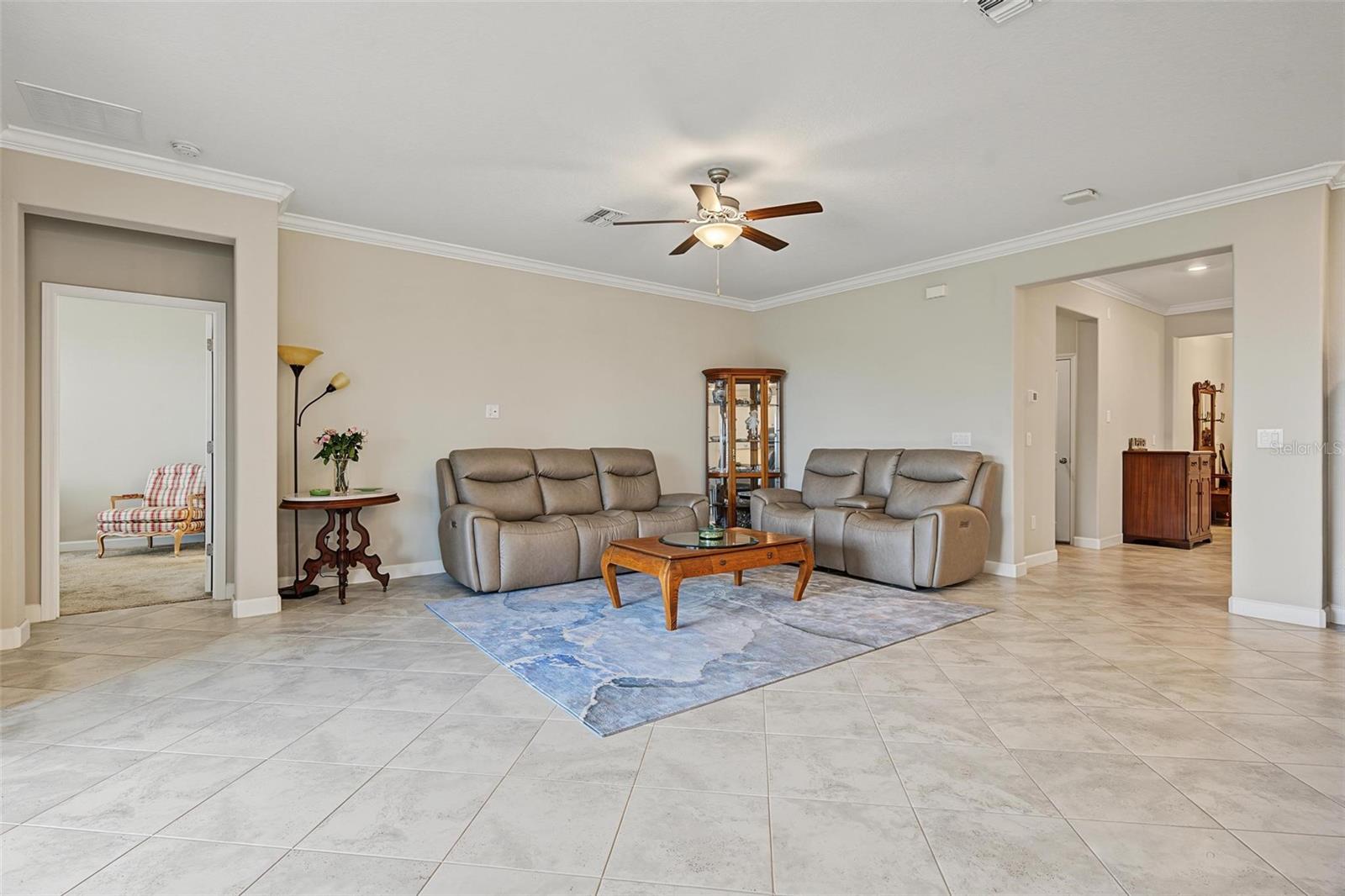 Huge family roomGreat for entertaining